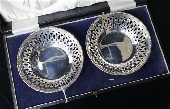 A cased pair of George V pierced silver bon bon dishes by Martin, Hall & Co,Sheffield, 1925.